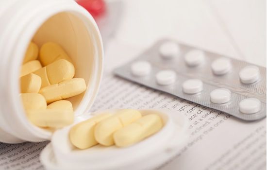 Combinação de medicamentos reduz pela metade a mortalidade por Covid-19, diz estudo