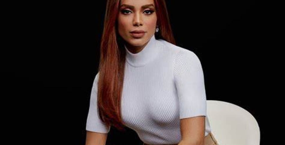 Cantora Anitta trava disputa com Farmacêutica FQM sobre nome do medicamento Annita