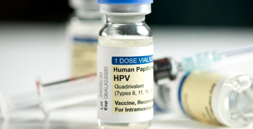 Vacina contra HPV praticamente zera mortes por câncer de colo do útero em jovens