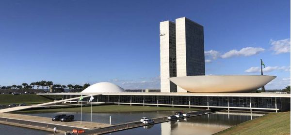 Congresso derruba veto e assegura indenização a farmacêuticos incapacitados pela Covid-19