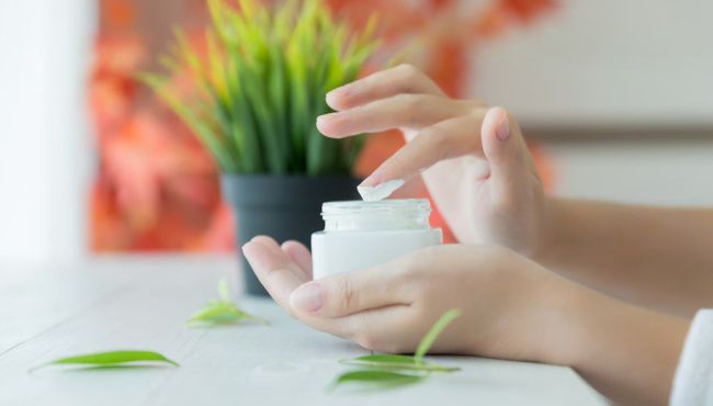 Cosméticos e dermocosméticos: diferenças que o farmacêutico deve conhecer