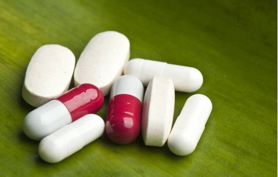 Covid-19: droga barrada nos EUA é recomendada para crianças e gestantes no Brasil