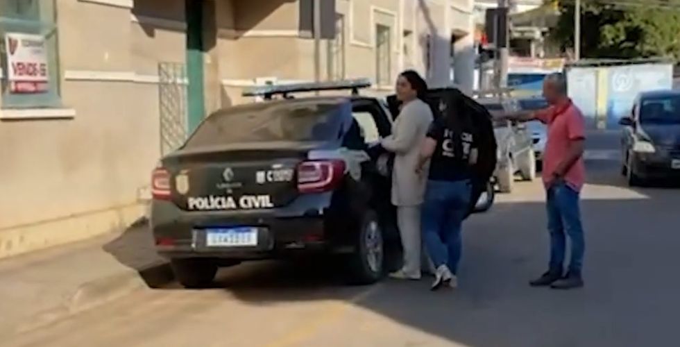 Farmacêutica conhecida como "rainha dos carecas" é presa por realizar transplantes capilares