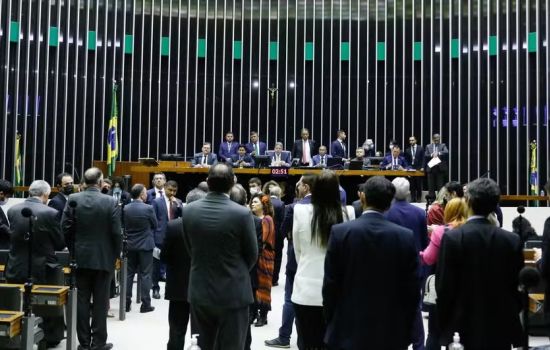 PEC que propõe fim da escala 6x1 e reduz jornada é protocolada na Câmara
