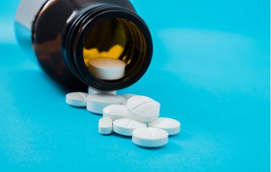 Consumo em excesso de álcool, aspirina e paracetamol deve ser evitado após ser vacinado contra a Covid-19