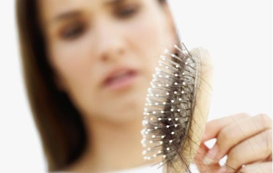 Nova sequela: Covid-19 pode causar queda de cabelo após infecção