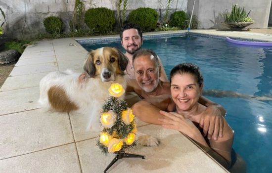 Paciente celebra um ano de remissão total do câncer após terapia CAR-T Cell.