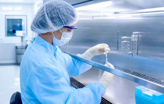 Anvisa entra na reta final da revisão do Anexo IV sem dizer quanto a farmácia de estéreis poderá produzir