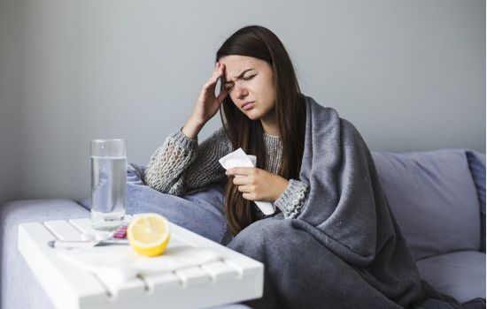 Com novas variantes, sintomas da Covid-19 ficam parecidos aos de gripe forte