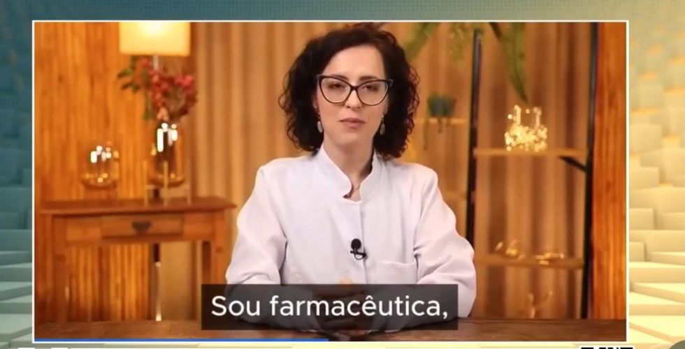 Farmacêuticos e médicos são interpretados por atores para vender produtos milagrosos sem registros em vídeos enganosos