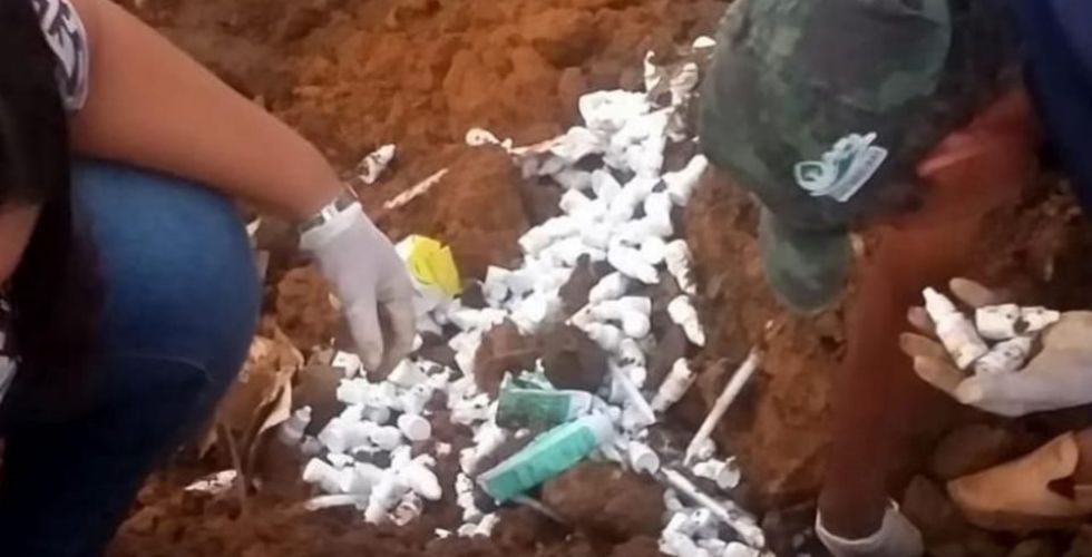 Polícia encontra medicamentos válidos enterrados em terreno baldio