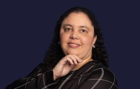 Servidora da Anvisa e professora do ICTQ, Adriane Oliveira discute o desenvolvimento de medicamentos biológicos e biossimilares