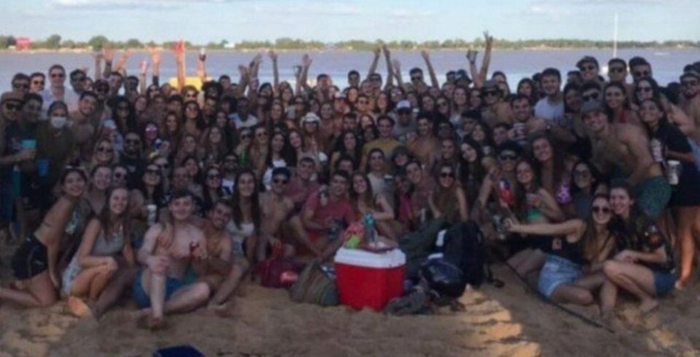Em pandemia, 200 estudantes de Medicina fazem festa em praia na Argentina