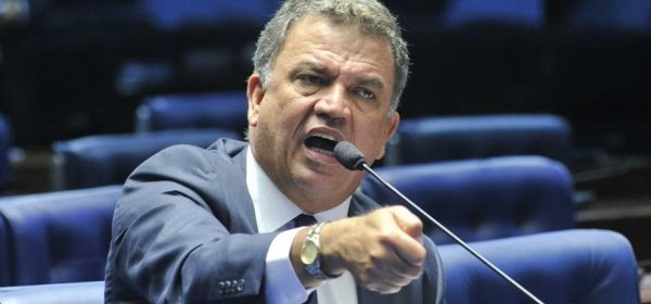 MIPs: Senador acusa farmácias de quererem faturar sem concorrência