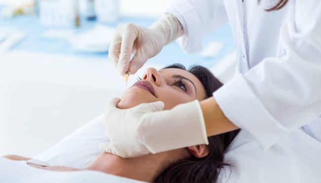 Farmacêutica é presa ministrando curso de forma irregular de farmácia estética