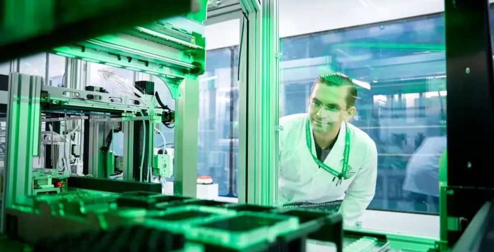 Robôs criam primeiro medicamento feito por Inteligência Artificial para testes em humanos