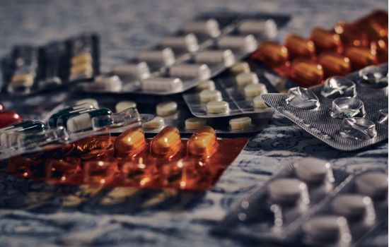 Denúncia: medicamentos sem eficácia contra Covid-19 têm transação milionária suspeita