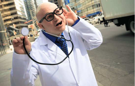 De jaleco branco na rua: Médico ou pipoqueiro?