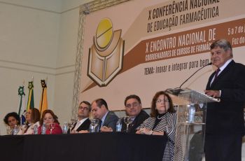 Professores farmacêuticos são omissos em relação à Farmácia EaD, indica CFF
