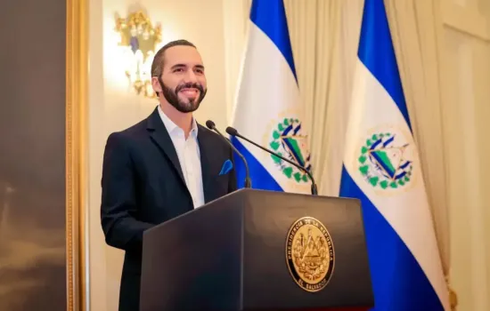 Diagnósticos por IA e receitas digitais marcam o novo aplicativo médico lançado pelo presidente de El Salvador