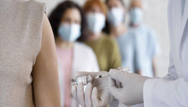Por que não se atrasar para tomar a segunda dose da vacina contra a Covid-19?