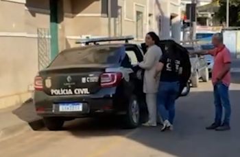 Farmacêutica conhecida como "rainha dos carecas" é presa por realizar transplantes capilares