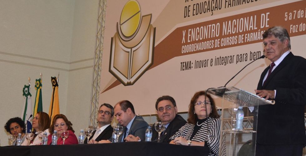 Professores farmacêuticos são omissos em relação à Farmácia EaD, indica CFF