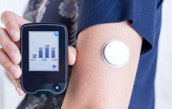 Sensores de glicose mudam a rotina de crianças, idosos e famílias no controle do diabetes