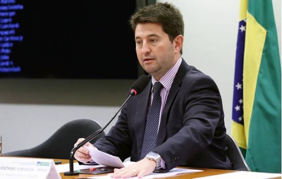 Congresso discute pena de 30 anos para quem falsificar medicamentos