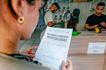 Farmácia magistral é o elo regulado que o Brasil insiste em confundir com o contrabando