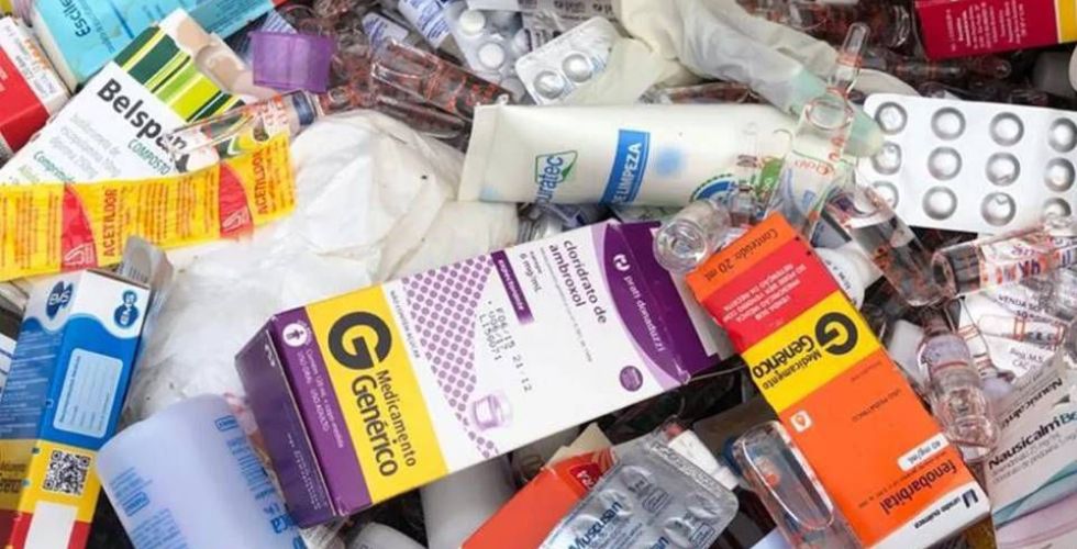 Medicamentos e seringas são encontrados em lixeira