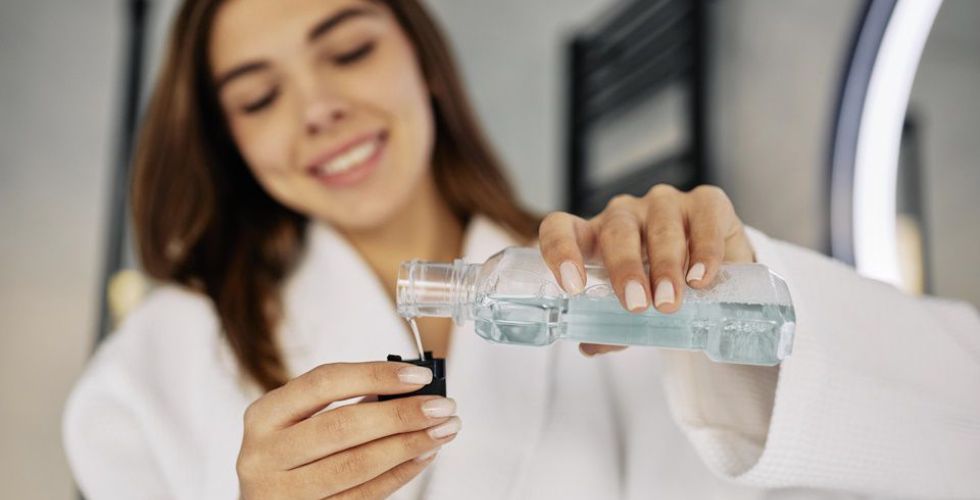 Estudo afirma que enxaguante bucal pode reduzir carga viral da Covid-19