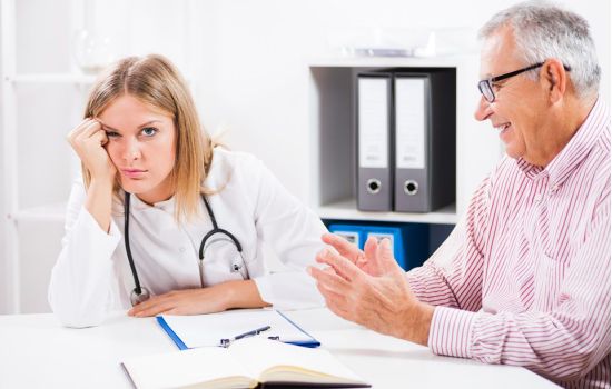 Prescrição ilegível: sintoma de uma medicina boçal