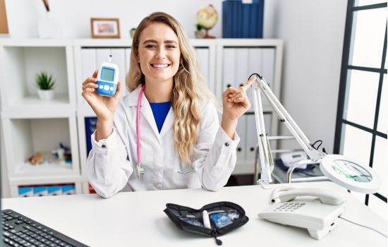 Nova diretriz antecipa rastreio do diabetes para 35 anos e destaca atuação clínica do farmacêutico
