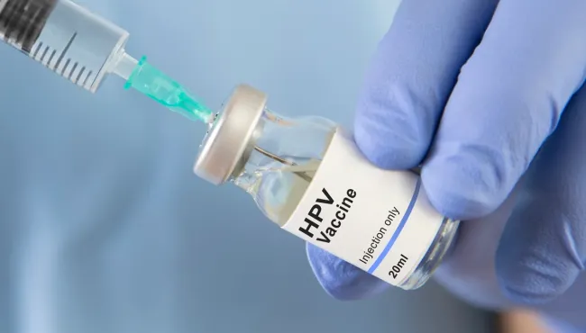 SUS amplia vacinação contra HPV para adolescentes e jovens até 2026