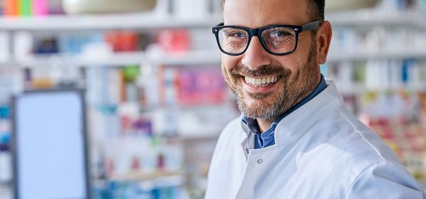 Comissão da Câmara aprova salário de R$ 6.500 para farmacêuticos e mantém adicional para RT