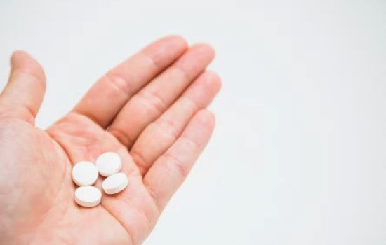 “Desafio do paracetamol” nas redes sociais acende alerta após aumento de intoxicações entre jovens
