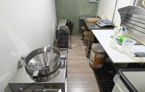 Farmácia clandestina é fechada após produzir 50 mil cápsulas por dia sob suspeita de comercialização ilegal de medicamentos