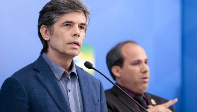 Em pandemia, ministro da saúde demite técnicos e nomeia militares