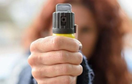 Projeto de lei propõe liberar a venda de spray de pimenta para mulheres a partir dos 16 anos
