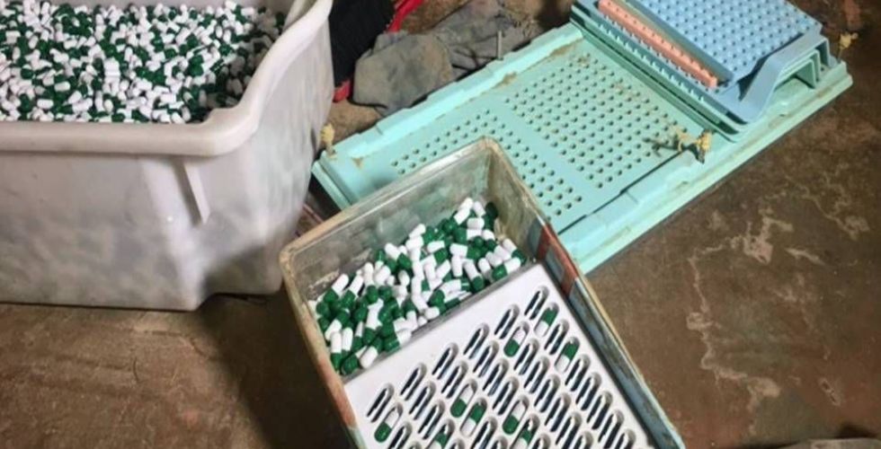 Polícia fecha fábrica clandestina de medicamentos e suplementos