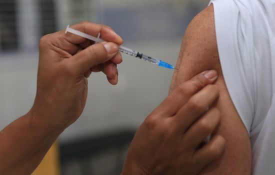 Pacientes recebem água destilada no lugar da vacina da gripe durante ação domiciliar