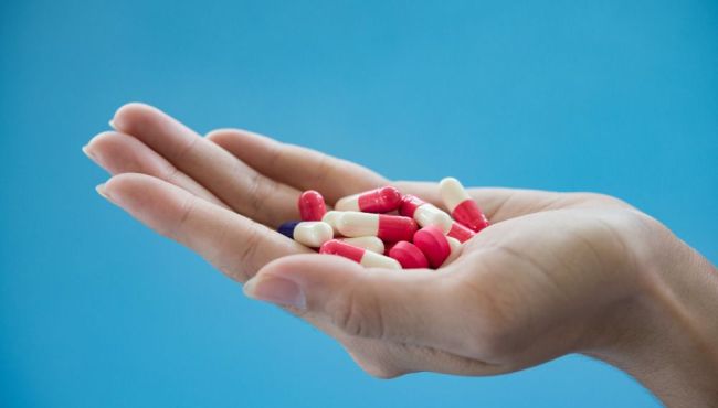 Indústria farmacêutica atrasa medicamento contra HIV para ganho financeiro