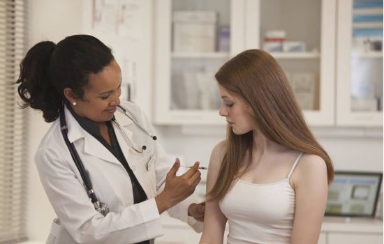 Quase 7 em cada 10 brasileiros acreditam em informações falsas sobre vacinas
