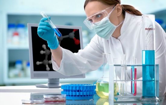 Indústria farmacêutica aposta em biotecnologia e inovação para avançar no mercado global