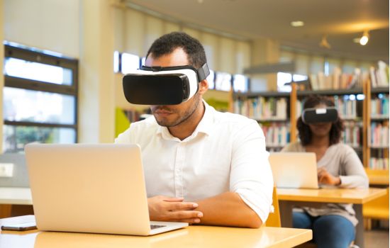 Educação farmacêutica entra em nova era com realidade aumentada, IA e ensino ao vivo