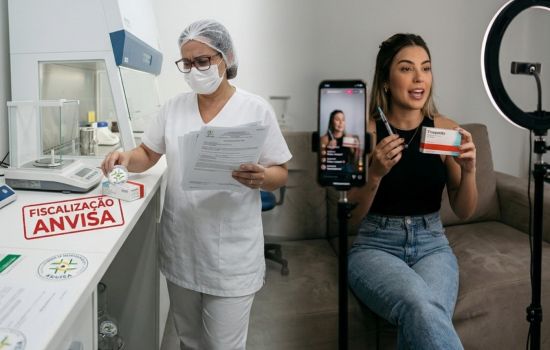 O alvo errado enquanto a Anvisa cerca o setor magistral legalizado, influenciadores impulsionam o contrabando de tirzepatida