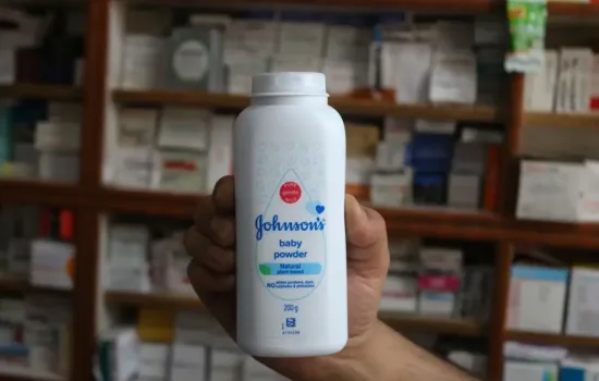 Johnson & johnson é condenada a pagar bilhões após caso de câncer ligado a talco