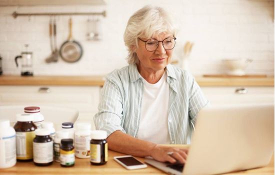 Busca por medicamentos na internet cresce mais de 8.000% na pandemia
