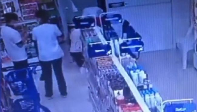 Vídeo mostra farmacêutica socorrendo idosa com Covid-19 que passou mal